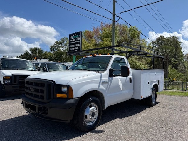 2006 Ford F-350 Super Duty Chassis Cab XL